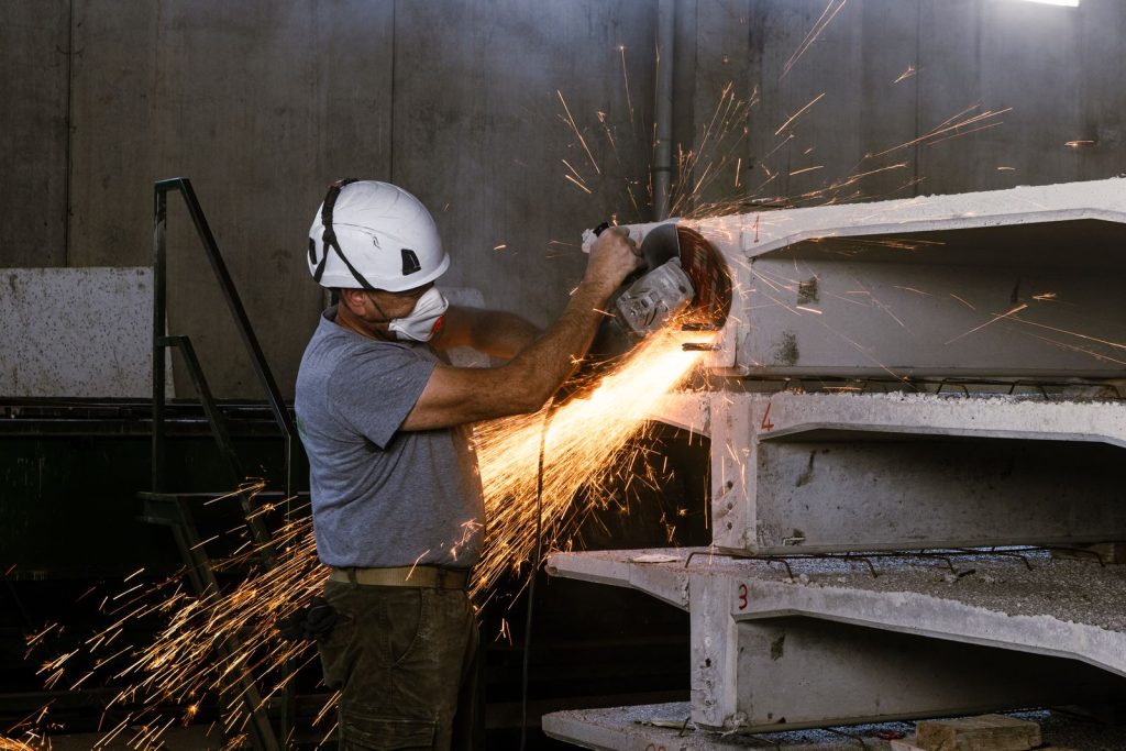 Interno dello stabilimento di Bazzano durante la lavorazione di elementi in cemento